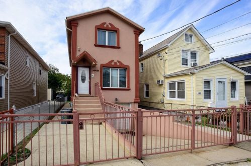 120-30 147th St, Jamaica, NY 11436-1711