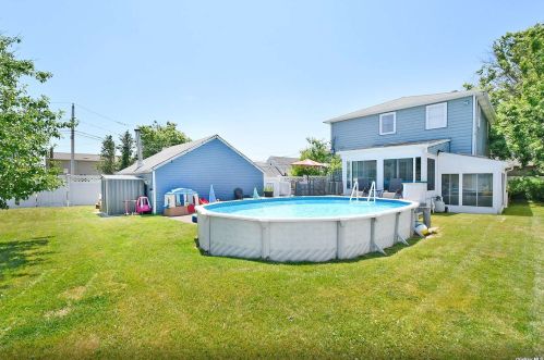 48 Lake St, North Lindenhurst NY  11757-5815 exterior