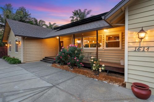 1614 Peterson Ln, Santa Rosa, CA 95403-2365