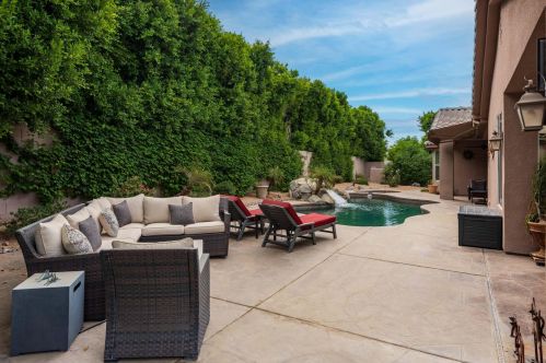 8 King Edward Ct, Rancho Mirage CA  92270-1621 exterior