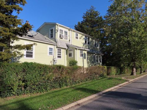 47 Pearsall St, Babylon, NY 11702-2517