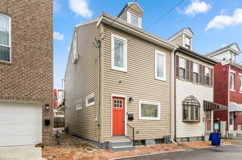 1814 Fox Way, Pittsburgh PA  15203-1732 exterior