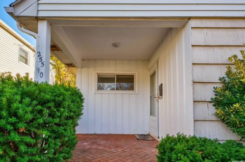 25510 End Dr, Great Neck, NY 11020-1048