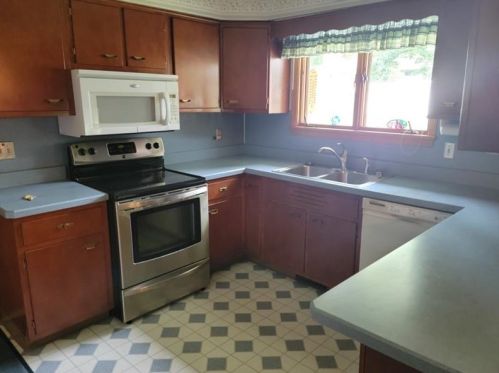 1932 Memorial Dr, Hermitage, PA 16121-1508