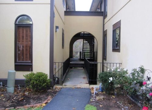 2 Granada Cres, White Plains, NY 10603-1233
