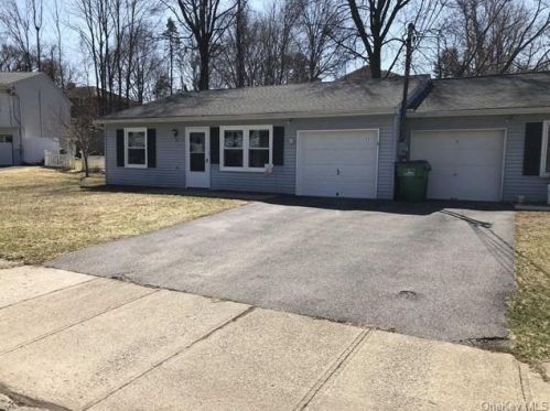 11 Creekview Ct, New Hamburg, NY 12590-3136