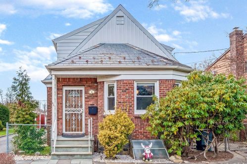 65 Jayson Ave, Great Neck, NY 11021-4239