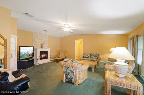 245 Outer Dr, Cocoa, FL 32926-2584