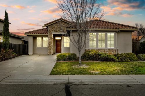 8640 Festival Dr, Elk Grove, CA 95624-4570