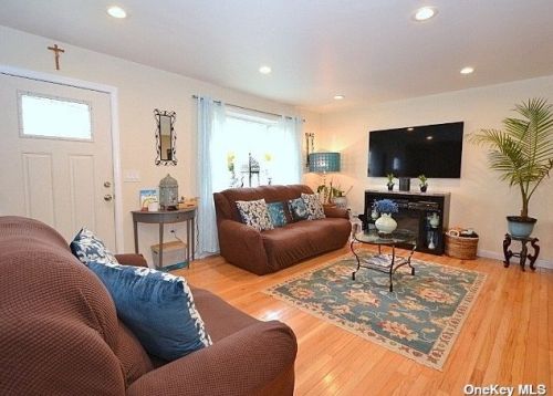 296 Evans Ave, Rockville Centre, NY 11572-3804