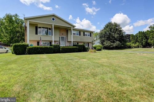 2132 Circle Rd, Carlisle, PA 17013-1008
