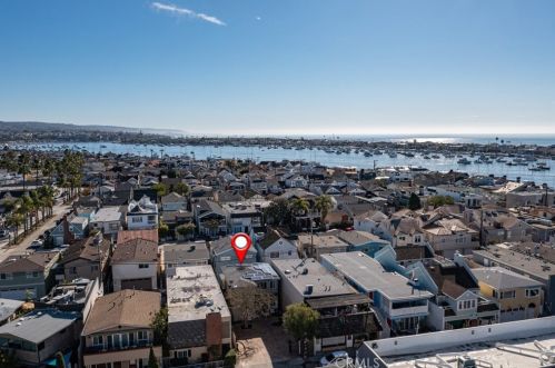 124 Agate Ave, Newport Beach CA  92662-1029 exterior