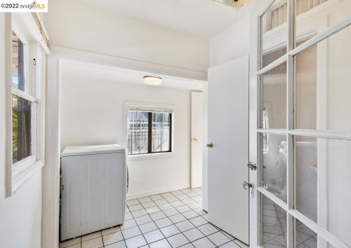 2368 Bartlett St, Oakland CA 94601-3213 exterior