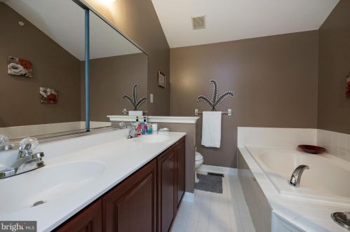 52 Lincoln Dr, Downingtown PA  19335-5326 exterior