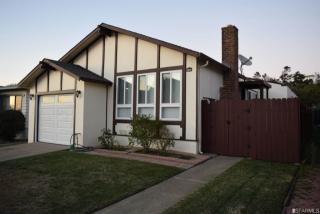 627 Forest Lake Dr, Pacifica, CA 94044-1705