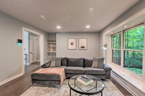 8 Tulip Tree Ln, Norwalk CT  06851-1409 exterior
