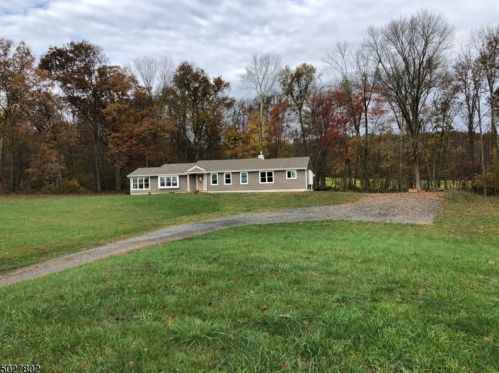 17 Fairmount Rd, Califon, NJ 07830-3112