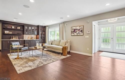 990 Chimney Ridge Dr, Springfield NJ  07081-3702 exterior