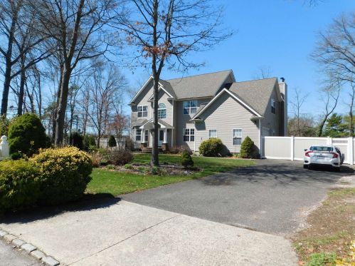 2 Susan Ct, Holtsville, NY 11742-1665
