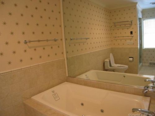 170 Bridle Path Ln, New Canaan CT  06840-3907 exterior