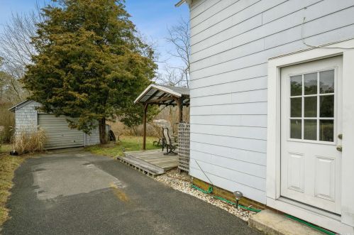 86 Old Country Rd, East Quogue, NY 11942-3811