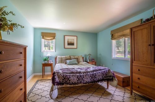 9 Stuart Dr, Bloomfield CT 06002-1524 exterior