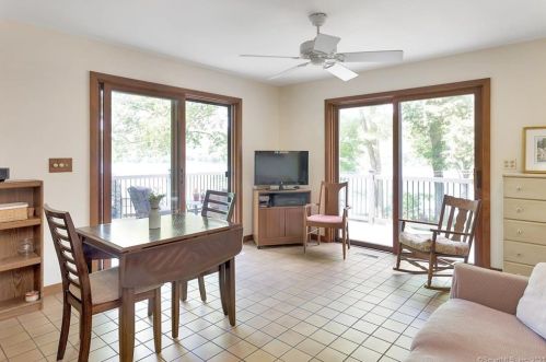 27 Bridge Rd, Upper Stepney CT  06468-2928 exterior