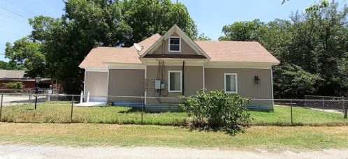 214 Wilson St, Cleburne TX  76033-3829 exterior