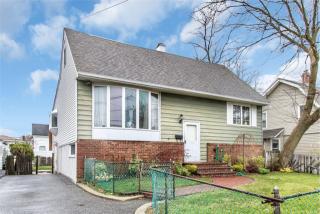 156 Westside Ave, Freeport, NY 11520-6025
