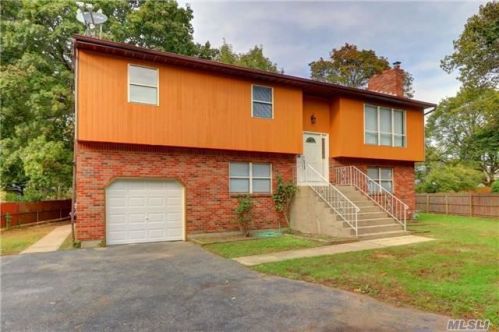 228 Nicholai St, Hicksville, NY 11801-3828