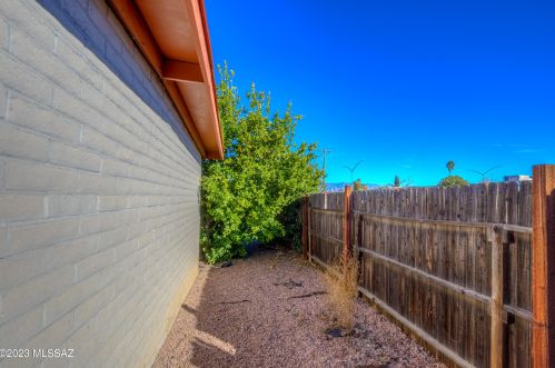 6783 Hawk Dr, Tucson AZ 85730-3247 exterior