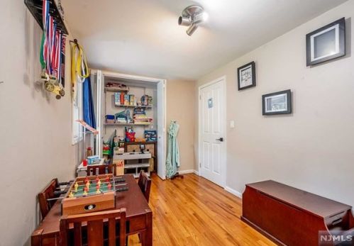 397 Pleasant Ave, N Milford NJ  07646-1222 exterior