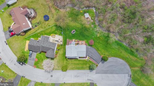 5805 Hillsborough Ct, Harrisburg PA  17111-4736 exterior