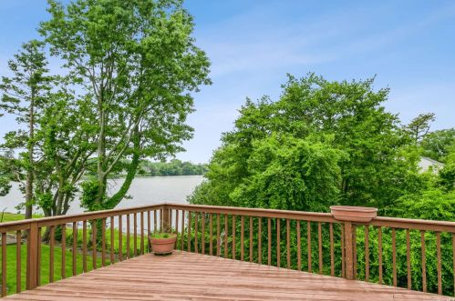 1089 Fordham Ln, Woodsburgh NY  11598-1015 exterior