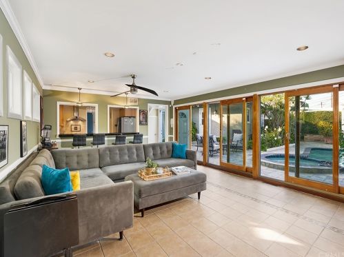 6520 Rosebay St, Long Beach CA  90808-4057 exterior