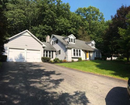 1516 Orien Ln, Stroudsburg, PA 18360-7418