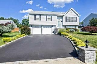 23 Sundown Dr, North Bellport, NY 11713-1133