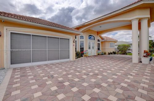 160 Saratoga Ave, Fort Pierce FL  34953-5974 exterior