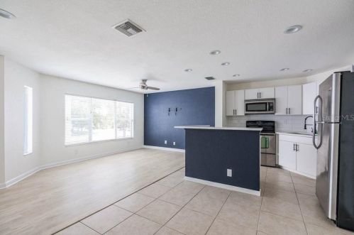 87 16th St, Saint Petersburg FL  33705-1600 exterior