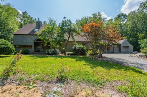 1897 Center Groton Rd, Gales Ferry, CT 06339-1606