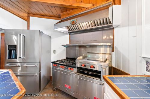 904 Sycamore Ave, Tinton Falls NJ 07724-3132 exterior