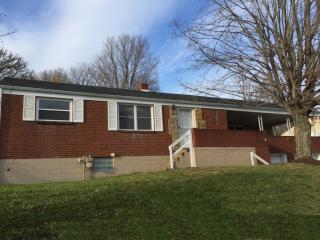 16 Kenwood Dr, Moon Twp, PA 15108-3631