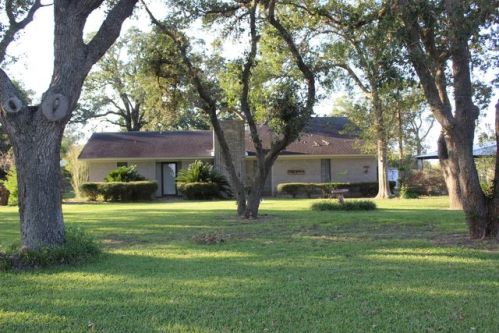 616 County Road 131, Edna, TX 77957-5024