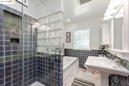 6730 Heartwood Dr, Oakland CA  94611-2337 exterior