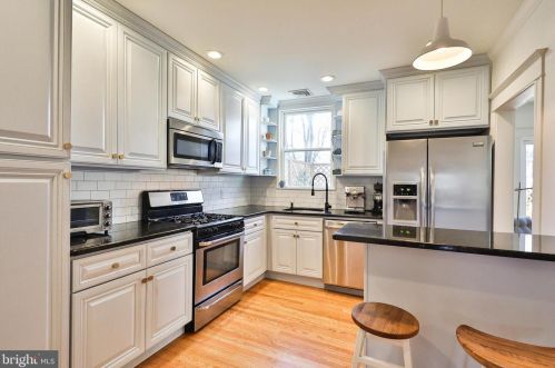 425 Gln Echo Rd, Philadelphia PA 19119-2915 exterior