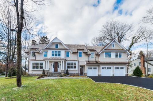 18 Lake Dr, Riverside, CT 06878-2035