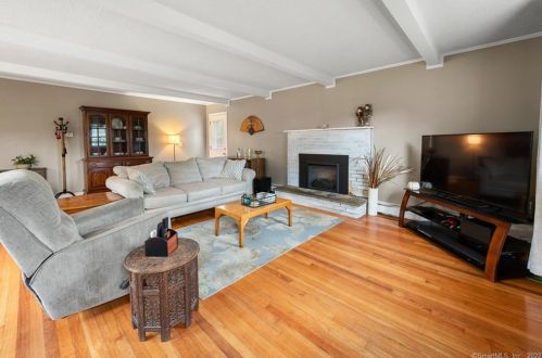 31 Pollys Ln, Uncasville, CT 06382-1425