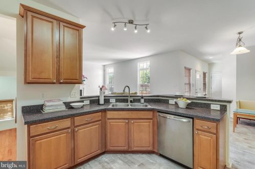 11 Broad Way, Lovettsville VA  20180-8608 exterior