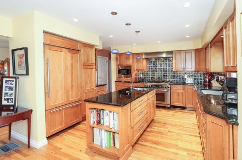 12 Grover Ln, Elwood NY  11731-3015 exterior