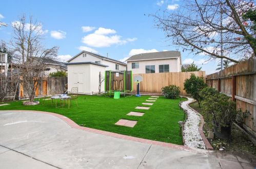422 Walnut Ave, Manteca CA  95336-4410 exterior